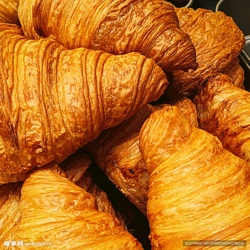 美味牛角面包堆叠展示