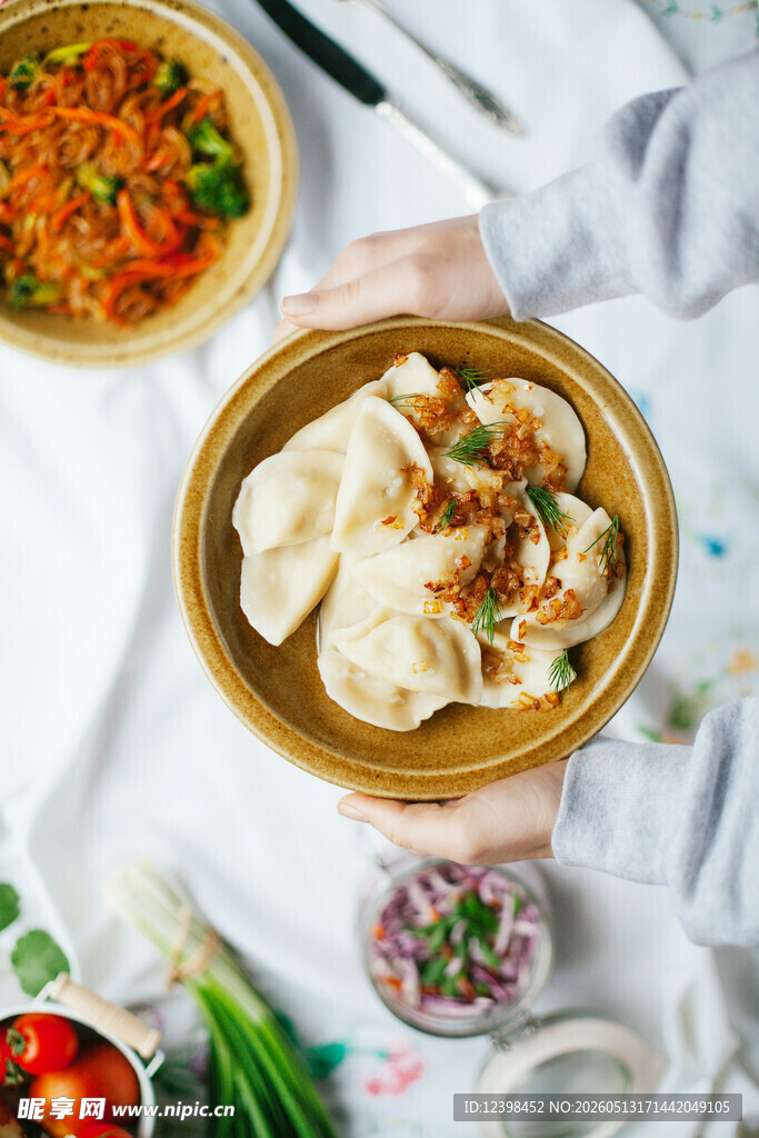 美味饺子与多样配菜