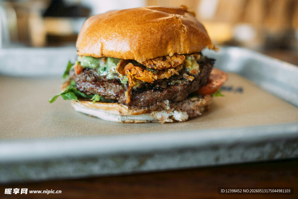 美味多汁的特色牛肉汉堡