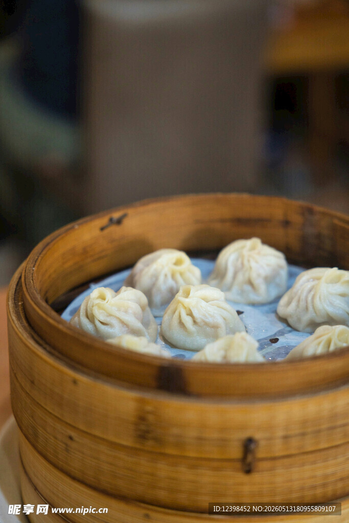 竹笼里的美味精致小笼包