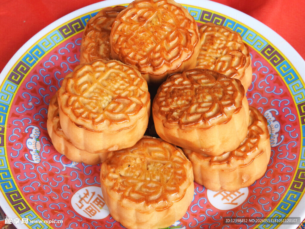 传统美味月饼摆于盘中