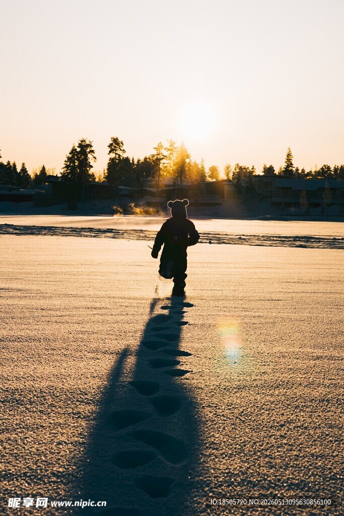 夕阳下独行者的冰雪之旅