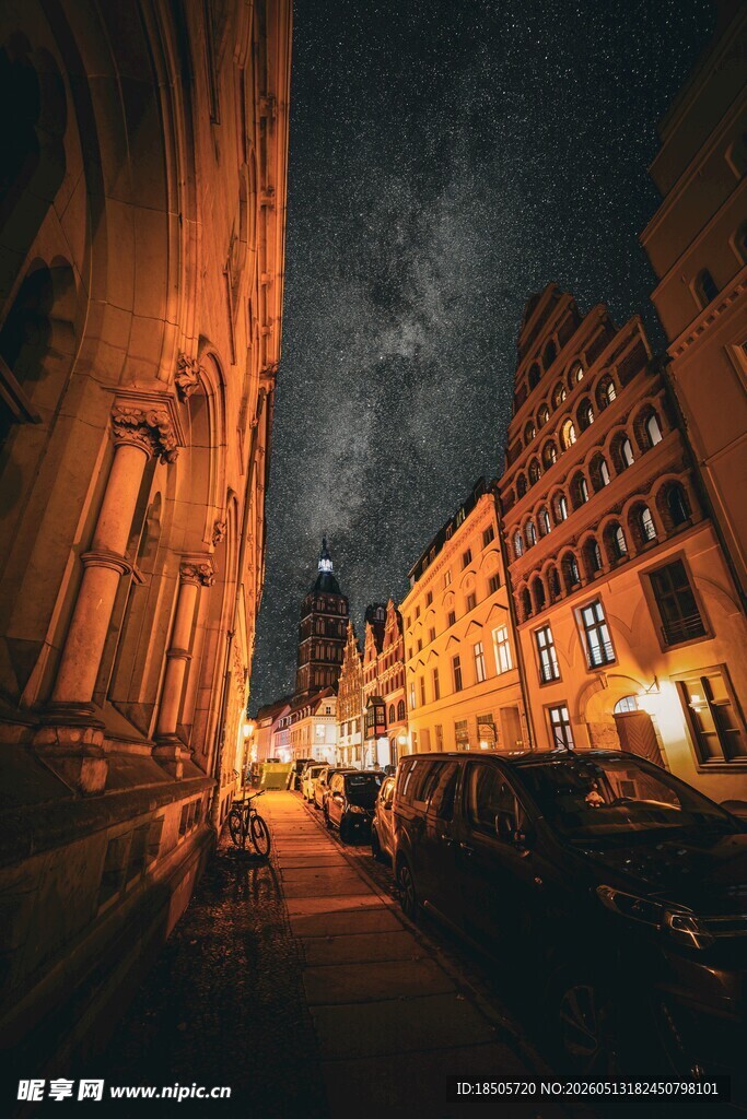 夜晚城市街道的静谧景象