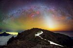 山顶璀璨星空与绚丽霞光