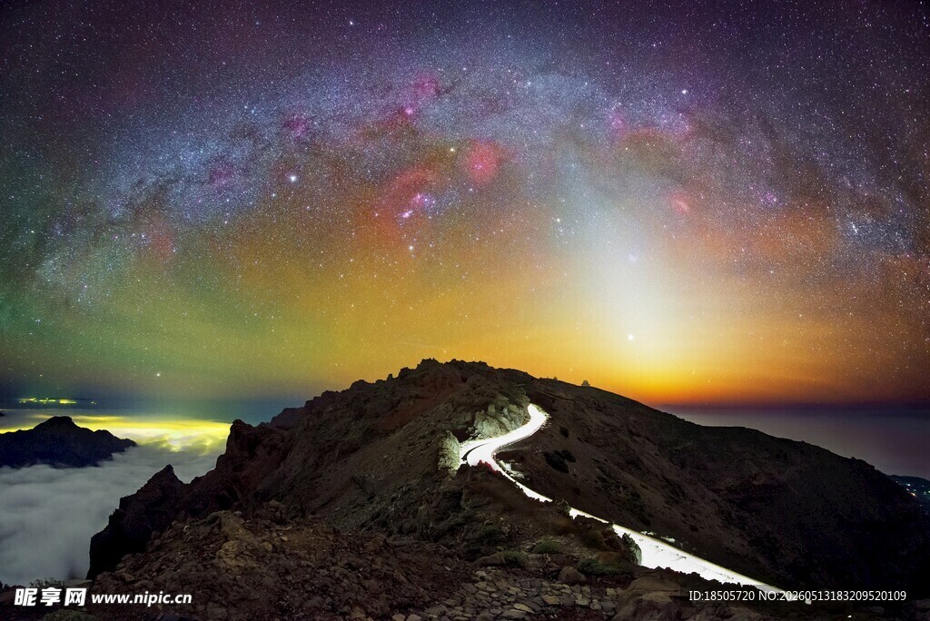 山顶璀璨星空与绚丽霞光