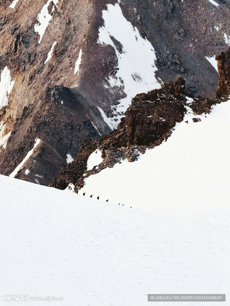 雪山峭壁上的攀登队伍
