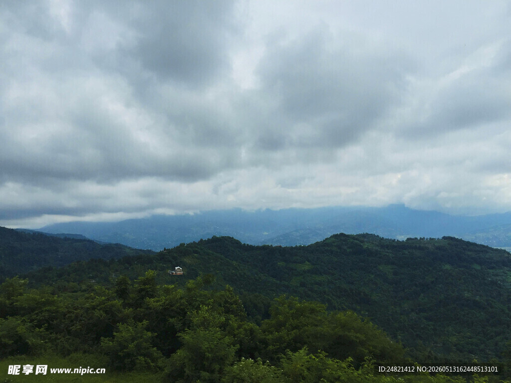 山峦云海间的绿意景致