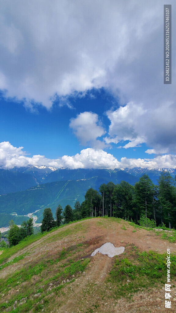 山坡美景蓝天白云青山