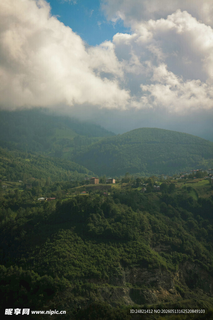 山峦云海间的翠绿景致