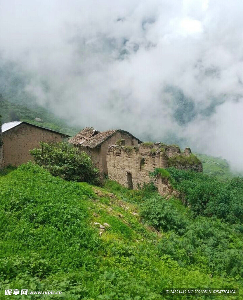 云雾中的山间古朴小屋
