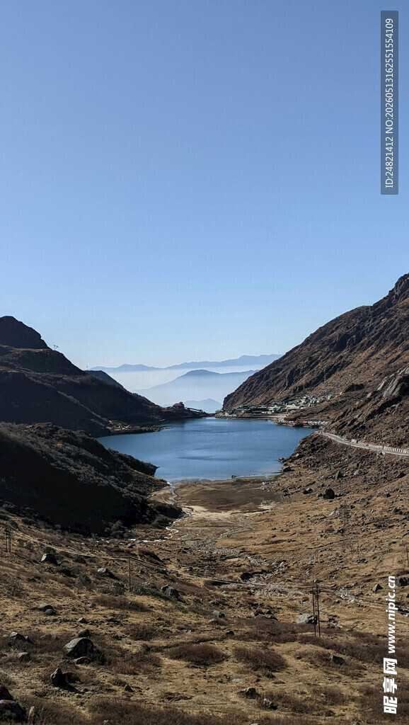 山间湖泊美景