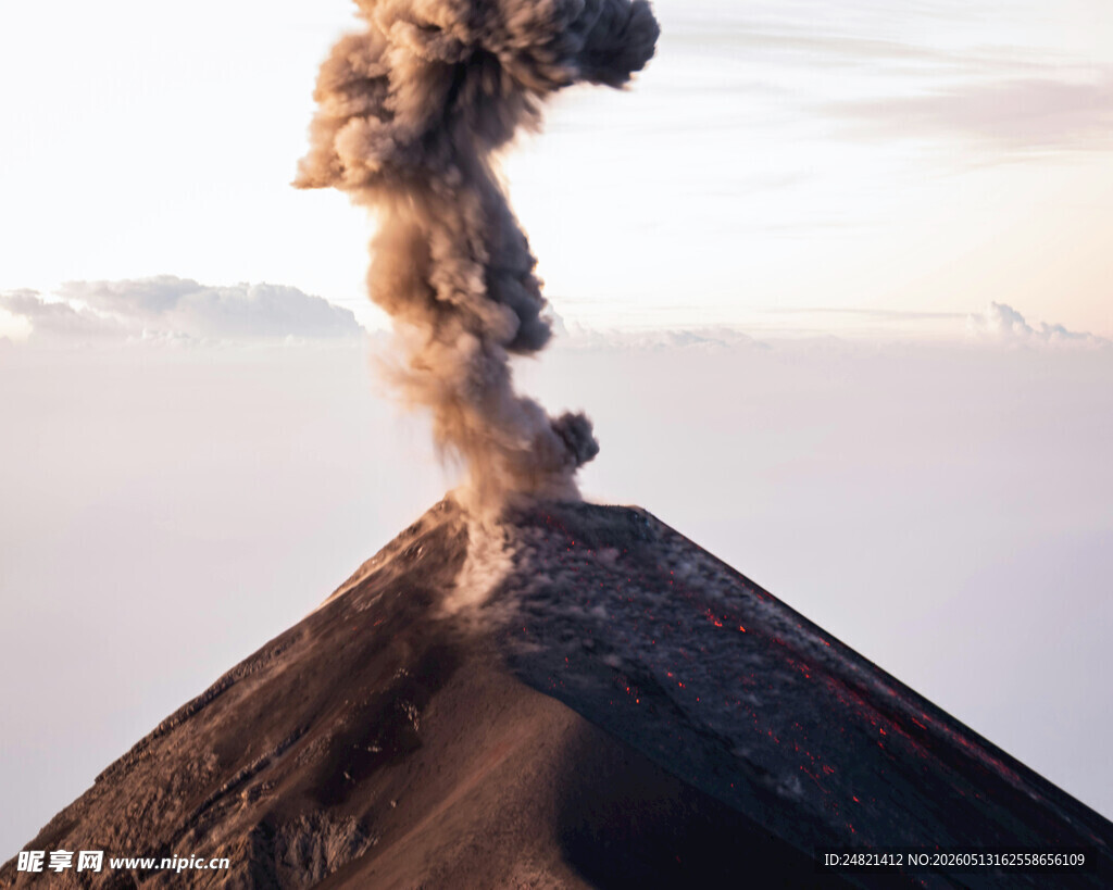 火山喷发瞬间壮丽景象