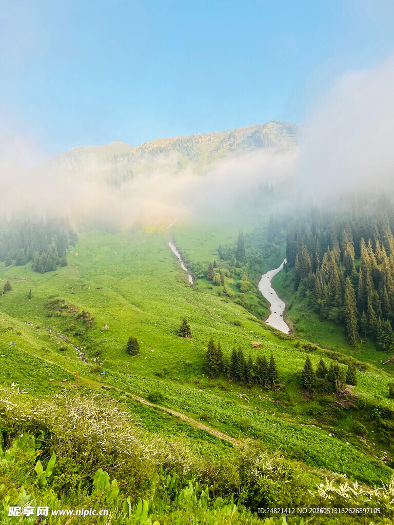 山间绿野云雾缭绕美景