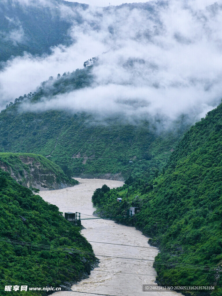 云雾缭绕的山间河谷美景
