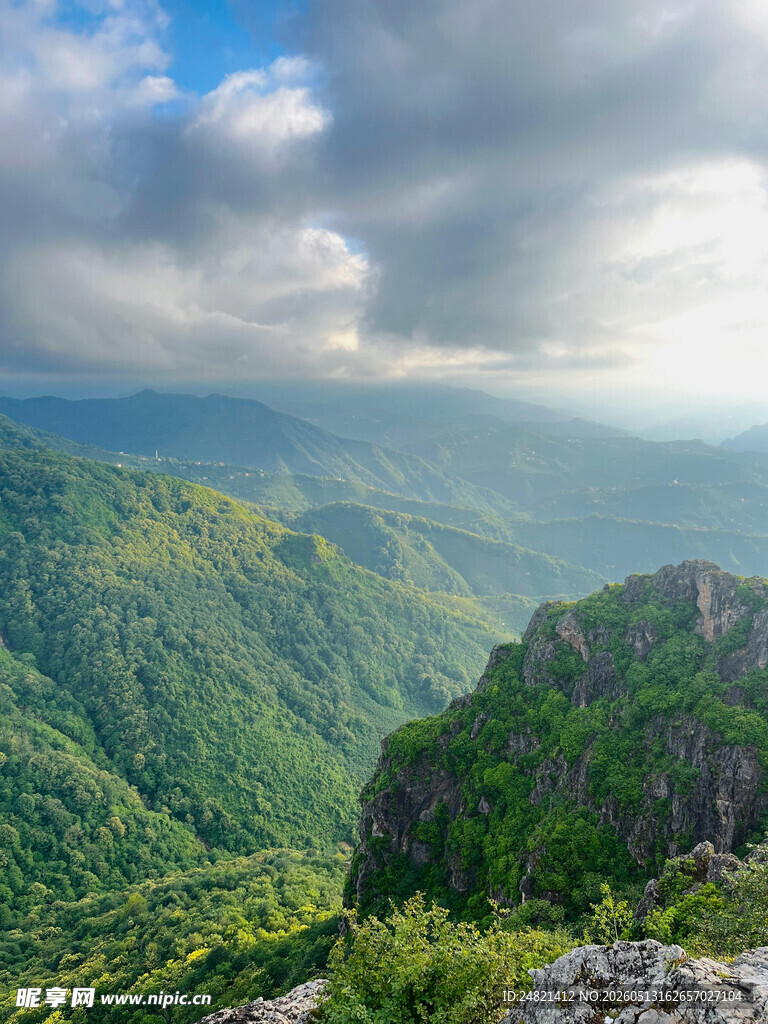 山峦葱郁的壮丽自然景观