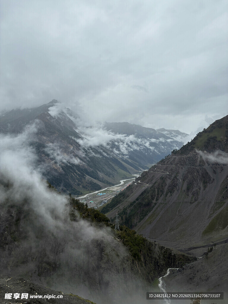 云雾缭绕的壮丽山脉景观