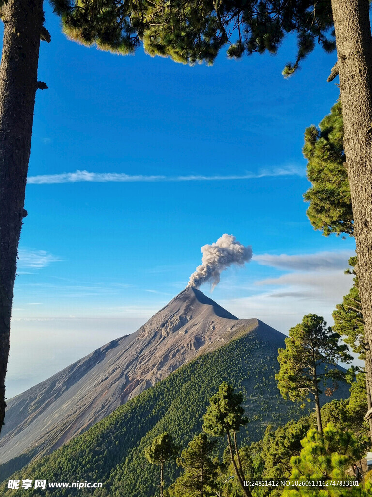 巍峨火山云雾缭绕之景