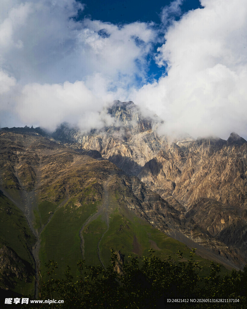 壮丽高山云雾景观