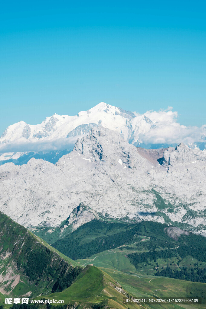 壮丽雪山与葱郁山峦景观