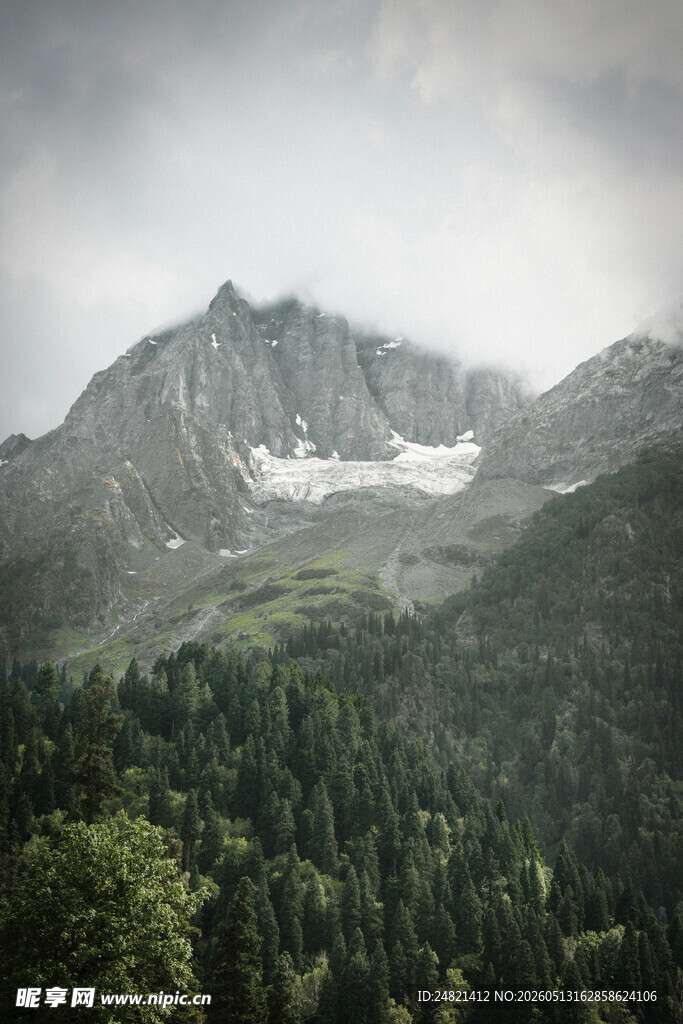云雾中的山林与巍峨山峰