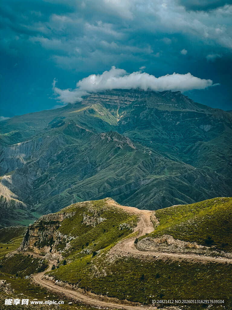 山间蜿蜒公路与壮美风景