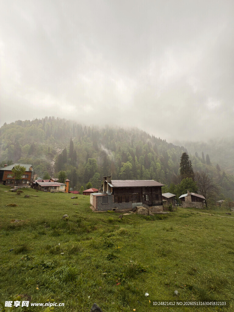 山间雾中村落景色