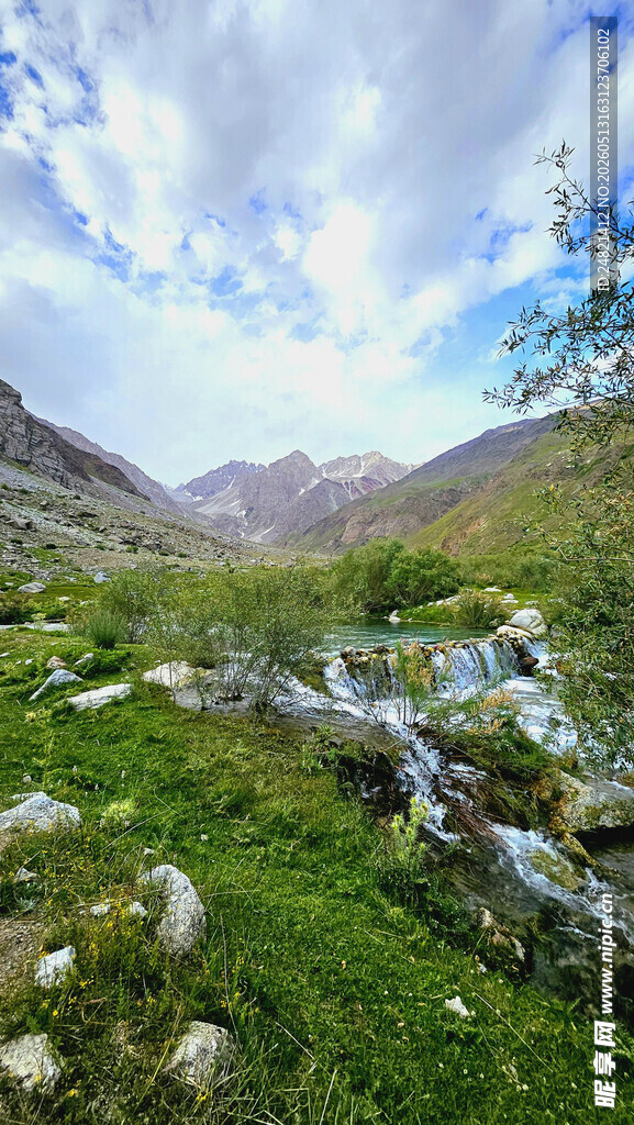 山间绿野溪流美景