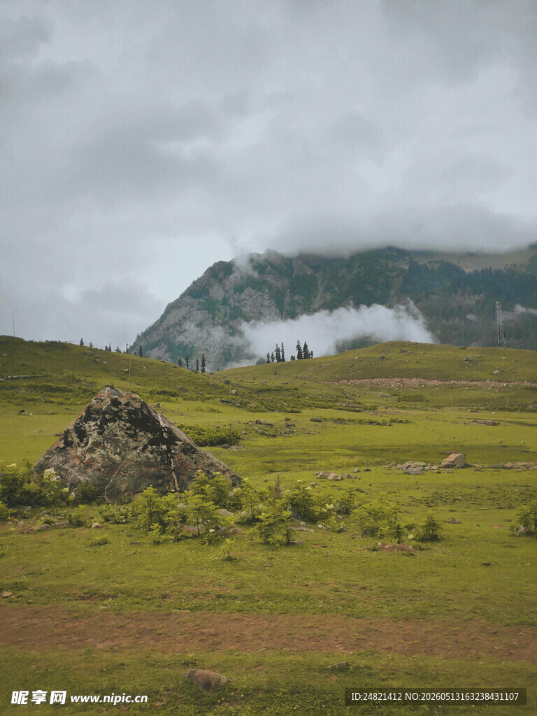山间草地与云雾缭绕之景