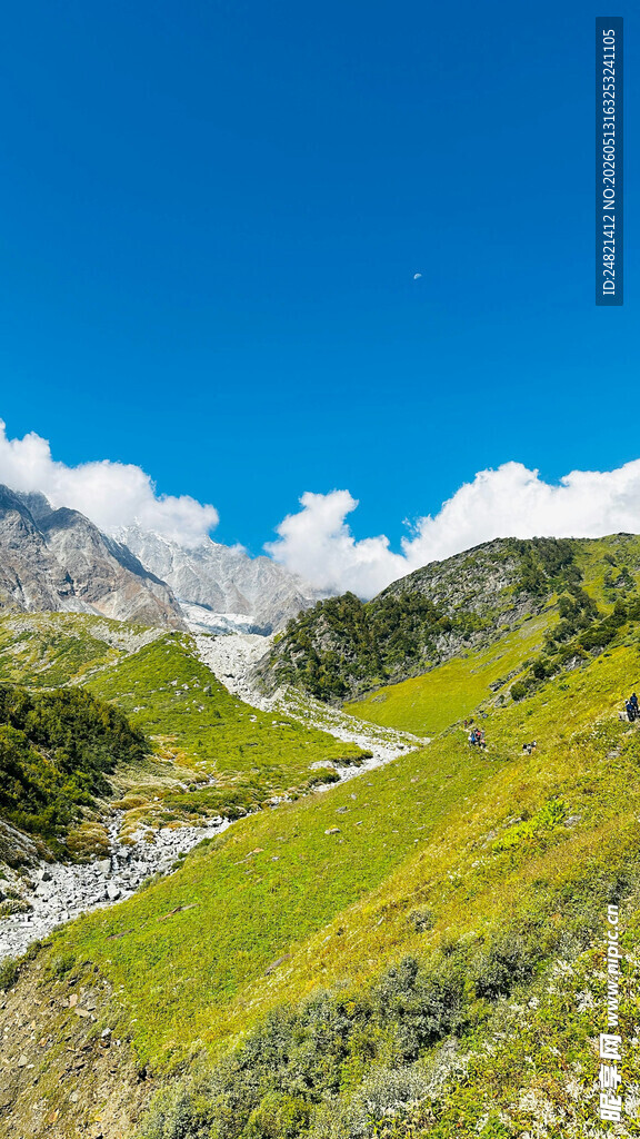 高山绿野间的秀丽自然景色