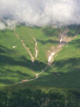 山间绿野云雾缭绕美景