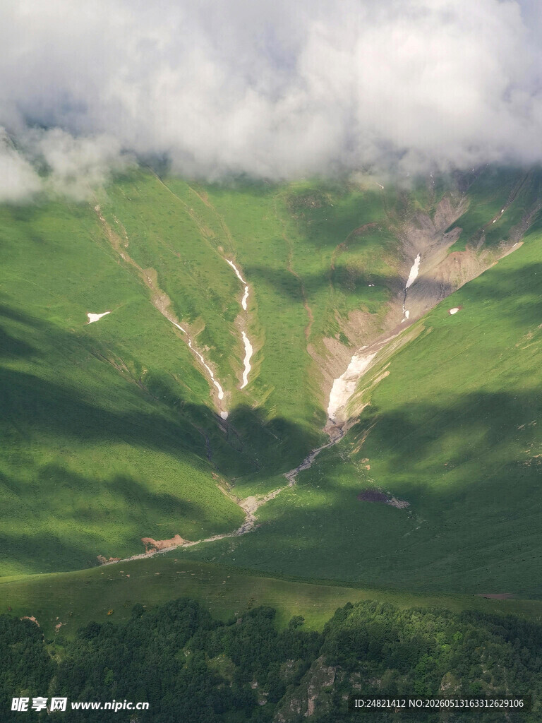 山间绿野云雾缭绕美景