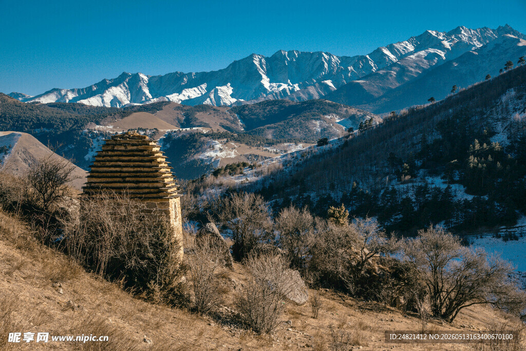 雪山下的古老石砌建筑