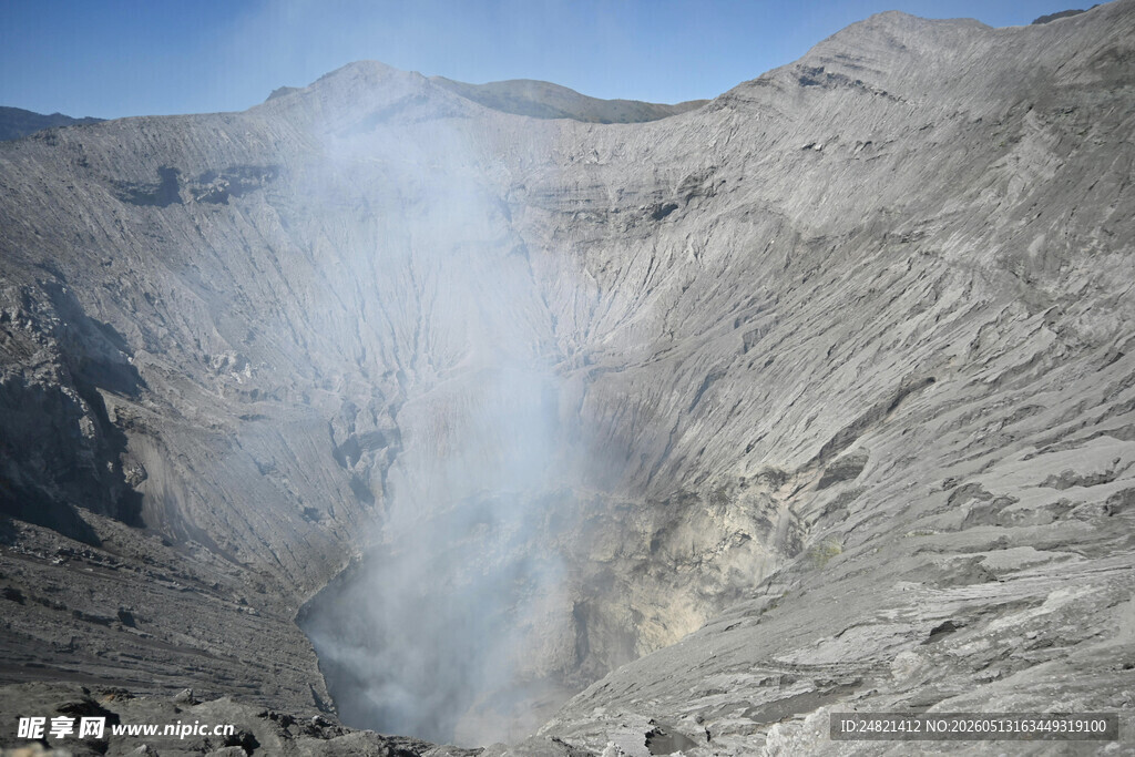 火山口烟雾升腾壮景