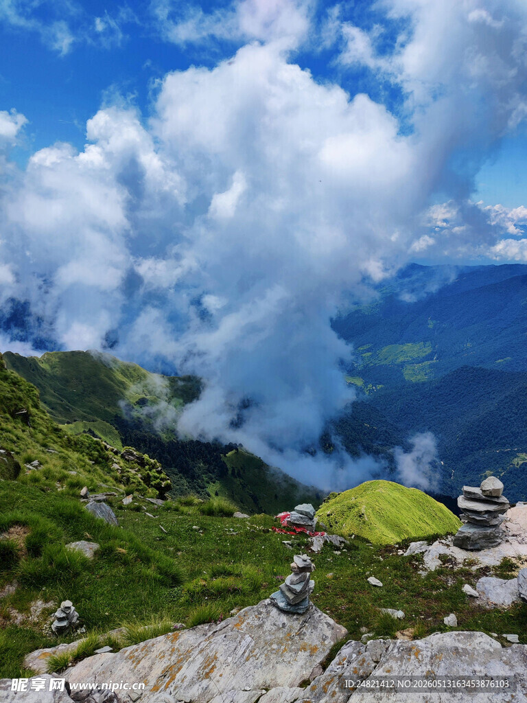 山间露营美景