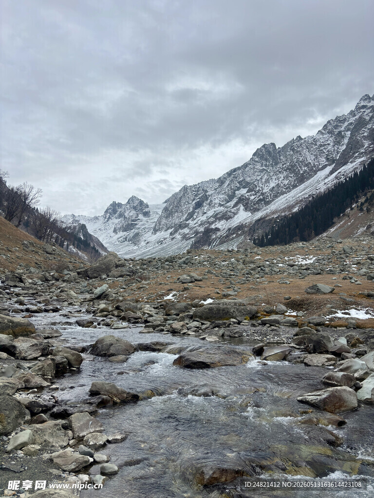 山间溪流与远处雪山景色