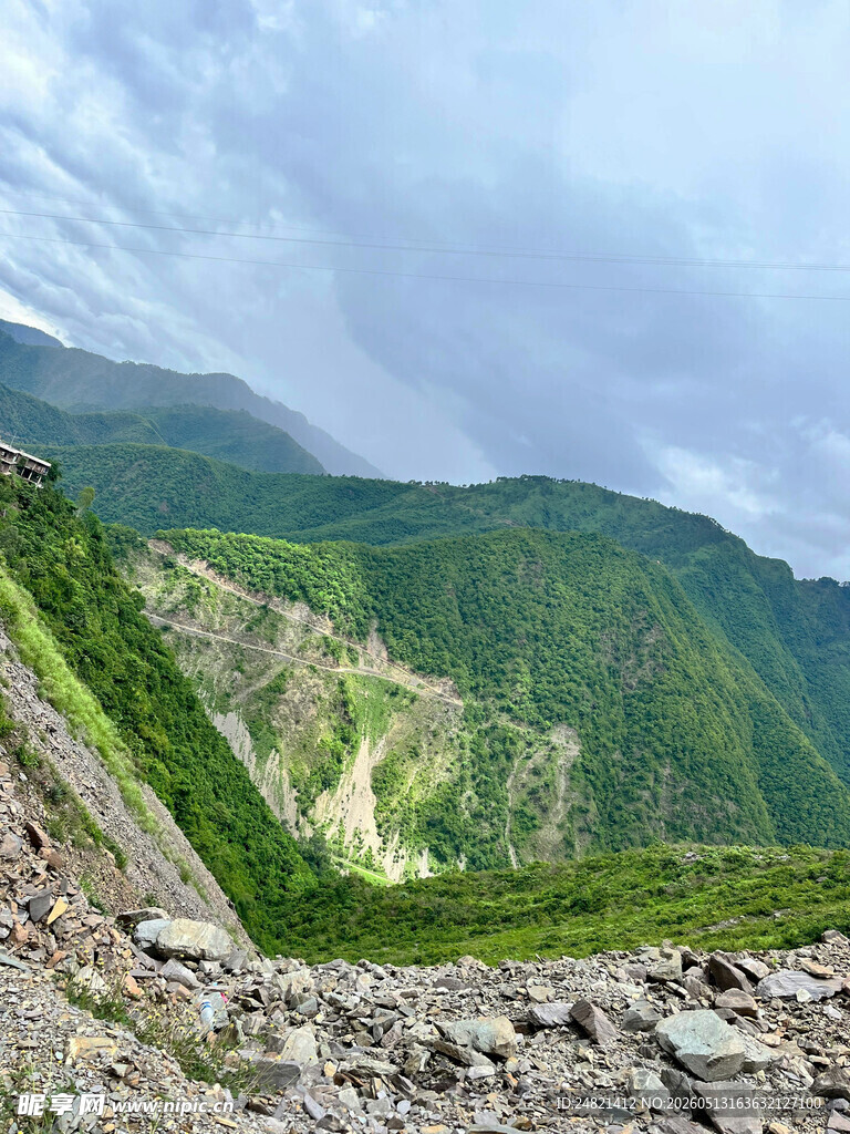 山间蜿蜒的壮丽道路景观