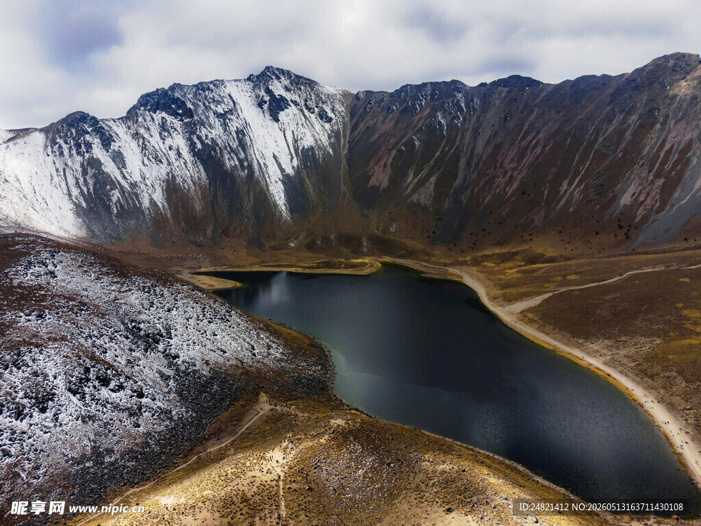 雪山环绕下的静谧湖泊