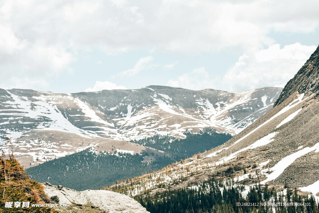 雪山山谷壮丽自然景观