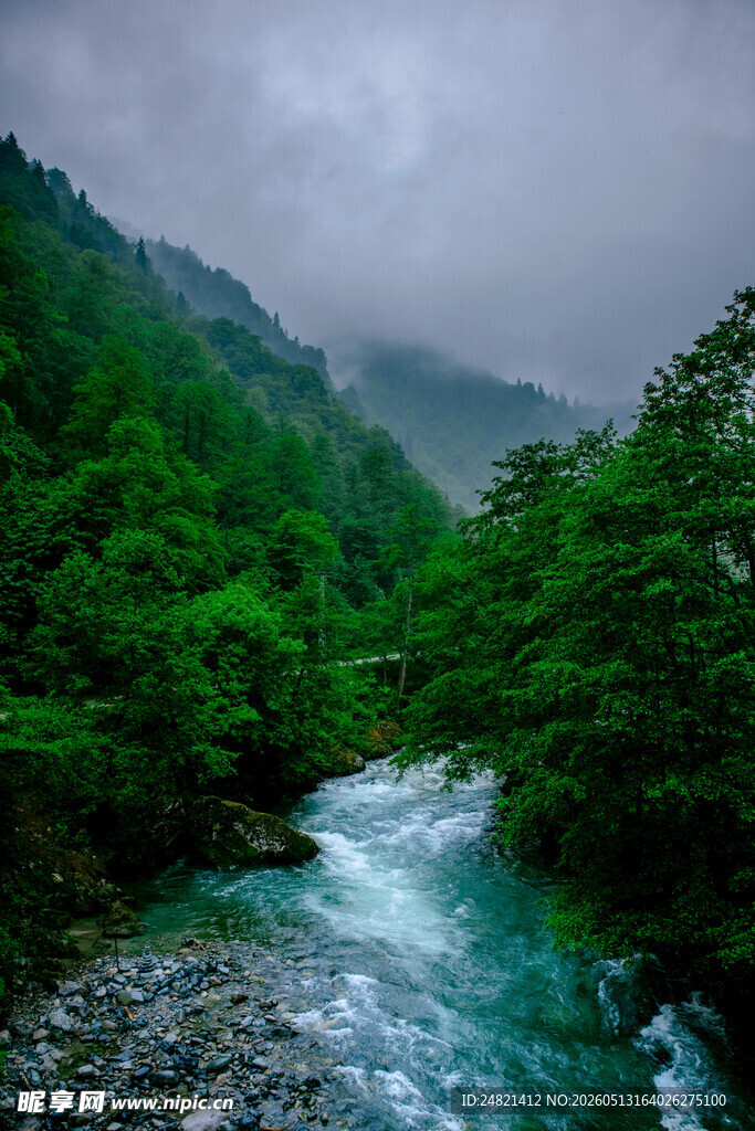 山间溪流