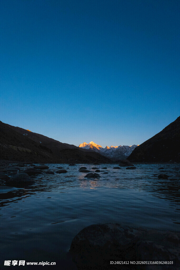 夜幕下的山水静谧之景