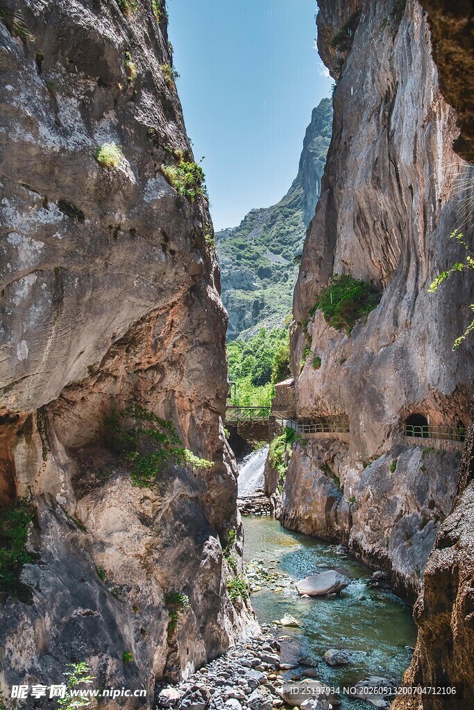 峡谷溪流