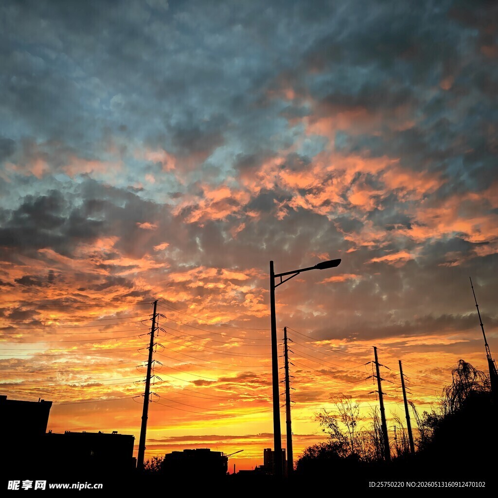 夕阳下的城市天际线美景