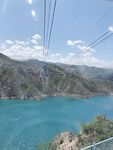 高山湖畔的索道风光