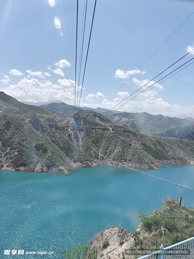 高山湖畔的索道风光
