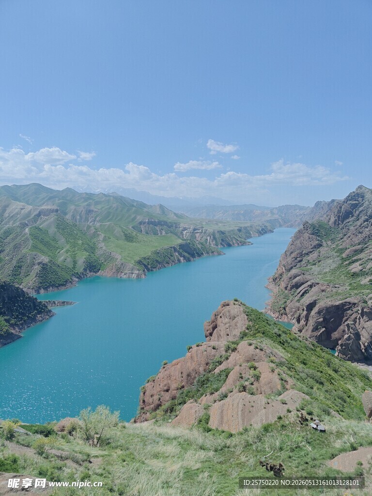 壮美山河间的湛蓝湖泊 