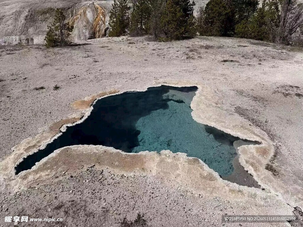 山间碧潭