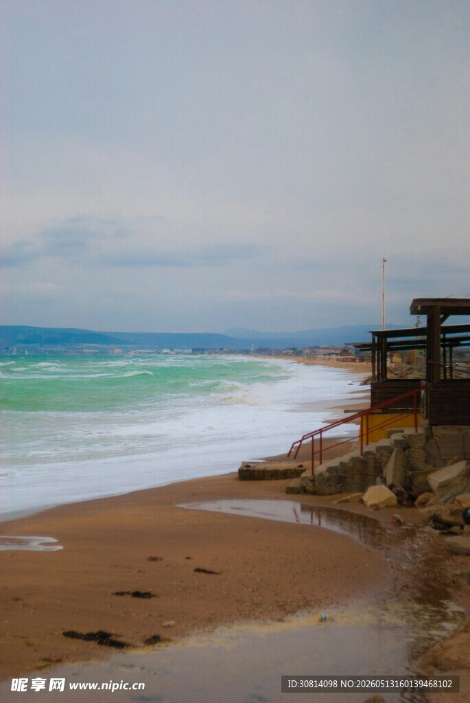 海边沙滩与海浪景致