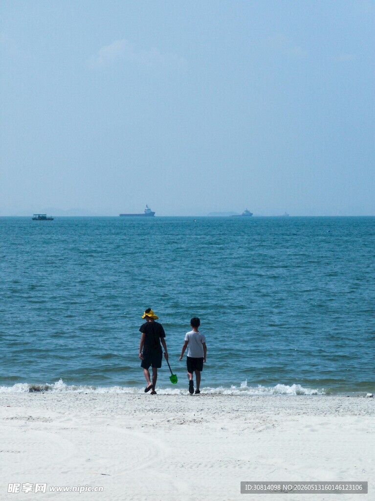 海边漫步的两人