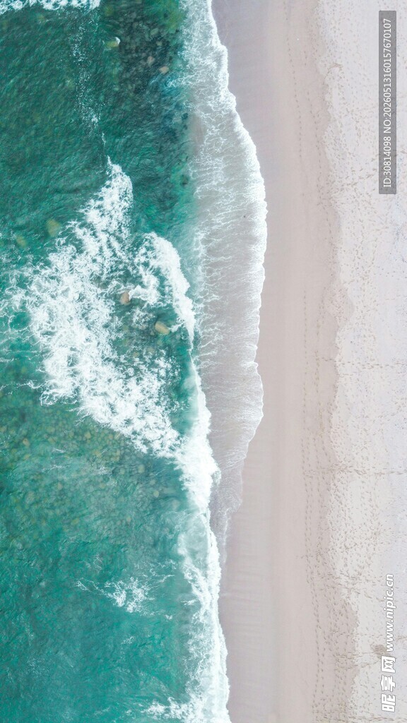 海边浪花拍打沙滩美景