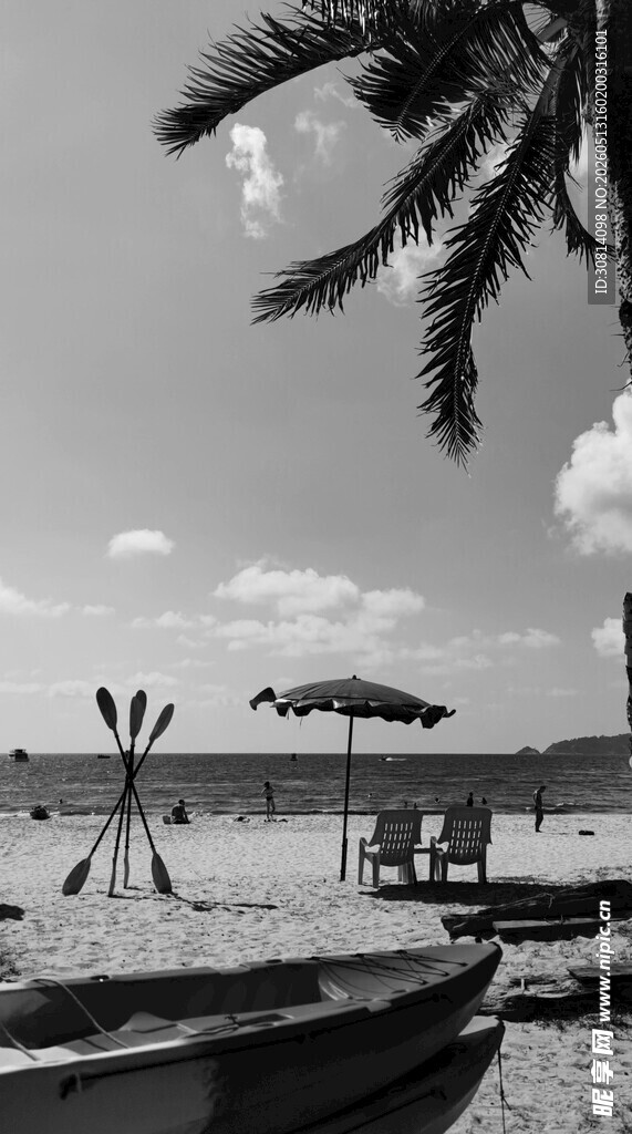 海滨沙滩上的休闲场景